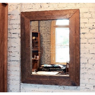 Зеркало в декоративной деревянной раме